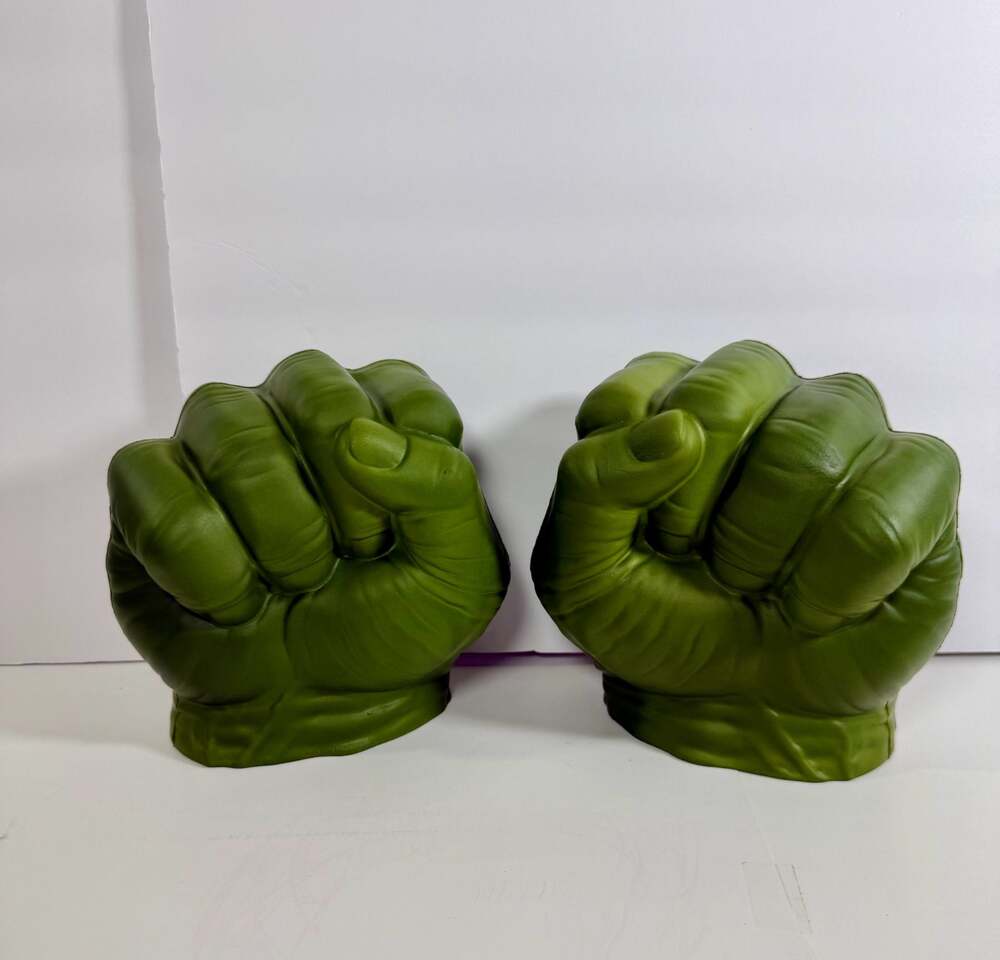 Hasbro Marvel 2011 The Incredible Hulk Smash Foam Fists Pair - Picture 1 of 6